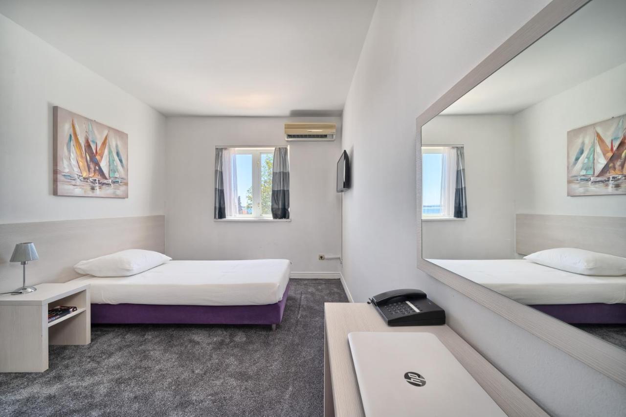 Hotel Aqua - Guest Rooms & Suites Kaštela Extérieur photo